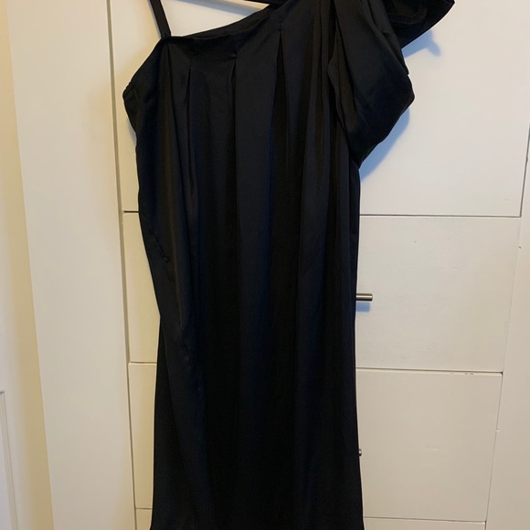 Off The Shoulder Dress - Picture 3 of 9